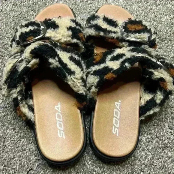Soda Leopard Faux Fur Plush Buckle Straps Slide on Sandals Slippers Size 6 - Picture 2 of 3